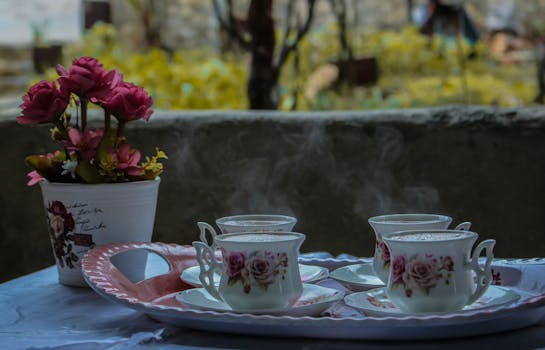 Exploring the Charm and Legacy of Vintage Teacups in Tea Culture