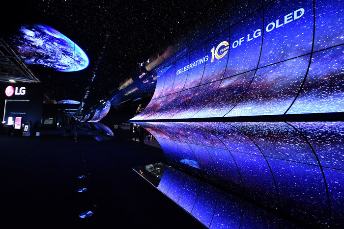 A celebrated CES® tradition was back this year – bigger and better after the pandemic hiatus – from LG Electronics, the global leader in OLED display technology, with the LG OLED Horizon, the latest exhibition welcoming visitors into the company’s massive CES booth.